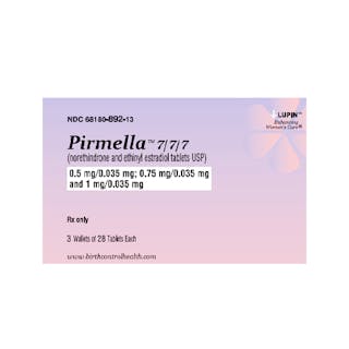 Imagen de un paquete de pastillas anticonceptivas Pirmella 7/7/7 con detalles de dosis e información del fabricante.
